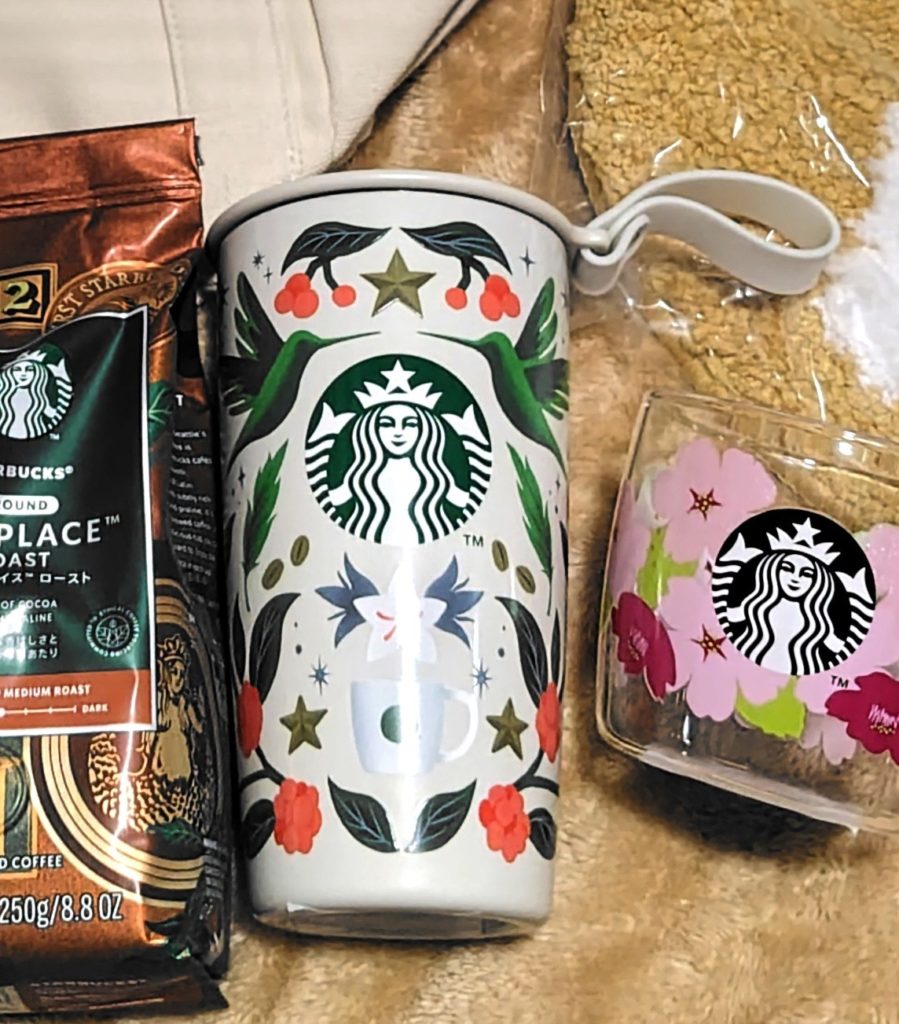 スターバックス福袋2025の開封画像：福袋限定柄のホリデーマグ